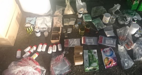 Policjanci z Bytomia, przy współpracy swoich kolegów z Katowic, zatrzymali trzy osoby podejrzane o handel dopalaczami. Dodatkowo znaleziono przy nich 10 kilogramów substancji i 50 tysięcy złotych w gotówce.