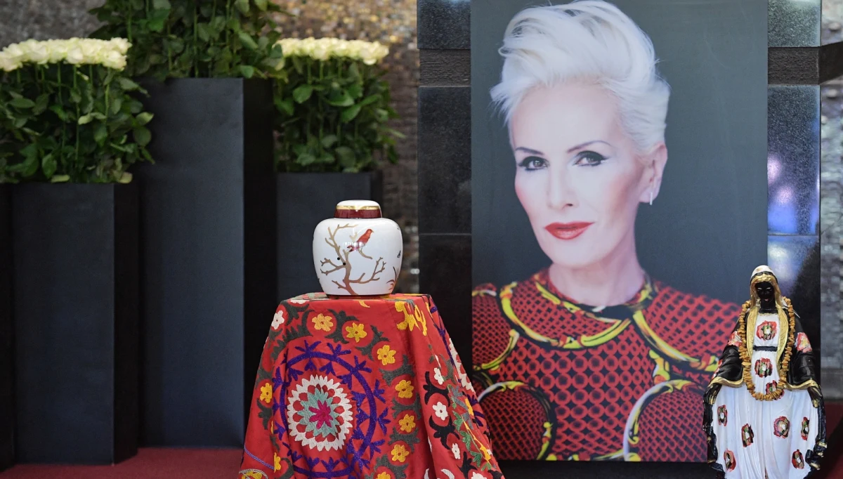 Kora, czyli Olga Sipowicz - liderka zespołu Maanam, spoczęła w środę na stołecznych Wojskowych Powązkach. Pożegnała ją rodzina, przyjaciele, przedstawiciele świata kultury i tłumy fanów. Była diamentem najczystszej wody - mówił dziennikarz muzyczny Wojciech Mann.