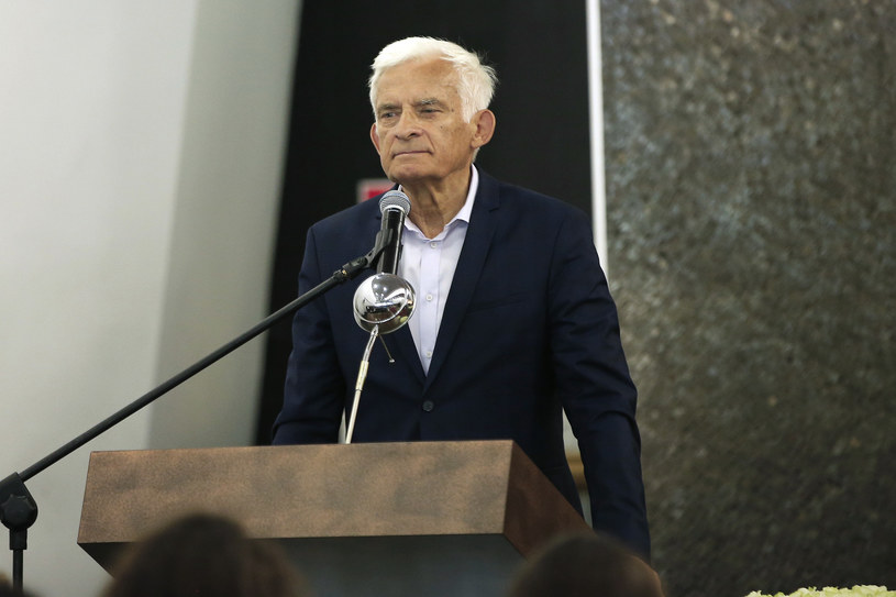 Wolność dla Kory była kluczem do prawdy; wolność i prawda były dla niej fundamentem naszego człowieczeństwa - podkreślił b. premier i b. przewodniczący PE Jerzy Buzek, którzy przyjaźnił się z liderką zespołu Maanam. W środę w Warszawie odbywają się uroczystości pogrzebowe artystki.