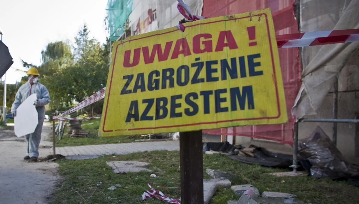 W Lublinie rusza inwentaryzacja azbestu. Miasto chce porównać, o ile zmniejszyła się jego ilość na posesjach w porównaniu do pomiaru sprzed 6 lat. Będzie można dzięki temu oszacować, jakie potrzebne są na przyszłość środki do utylizacji. W miasto ruszą czterej pracownicy zewnętrznej firmy specjalistycznej i to oni dokonają inwentaryzacji. Każdy z nich ma pisemne upoważnienie i musi się wylegitymować. 