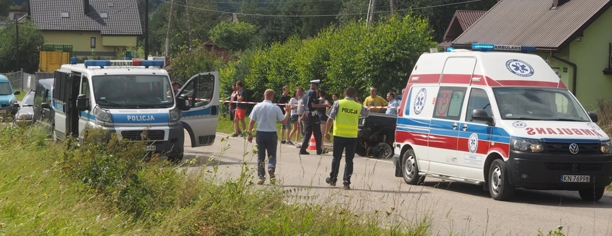 Rodzice i ich kilkuletni syn zginęli w wypadku na drodze powiatowej w miejscowości Łęka koło Nowego Sącza (woj. małopolskie). 10-letnia córka małżeństwa, która też była w aucie, została zabrana do szpitala.