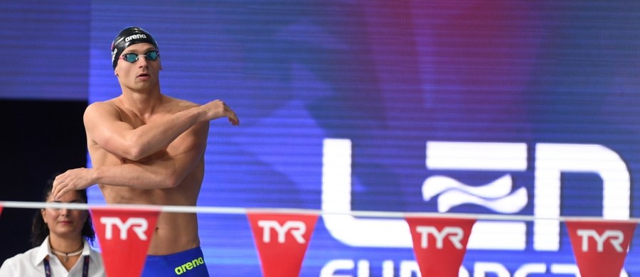 Radosław Kawęcki, czasem 1.56,07, zdobył srebrny medal pływackich mistrzostw Europy w Glasgow. Zwyciężył Rosjanin Jewgienij Ryłow - 1.53,36, a trzeci był Włoch Matteo Restivo - 1.56,29.