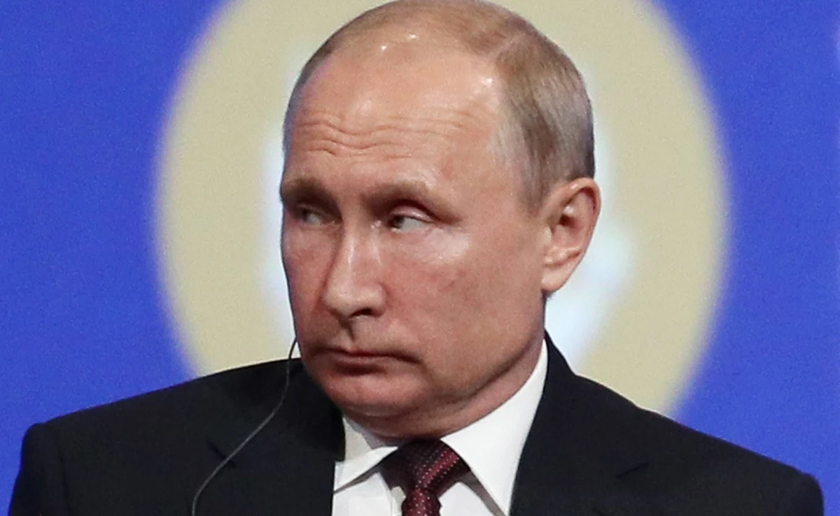 Amerykański senator Rand Paul poinformował w środę, że podczas swojej wizyty w Moskwie przekazał list prezydenta USA Donalda Trumpa do rosyjskiego przywódcy Władimira Putina. "List podkreśla znaczenie dalszego zaangażowania w różnych obszarach, w tym walkę z terroryzmem, wzmocnienie dialogu prawodawczego oraz wznowienie wymian kulturalnych" - napisał na Twitterze.