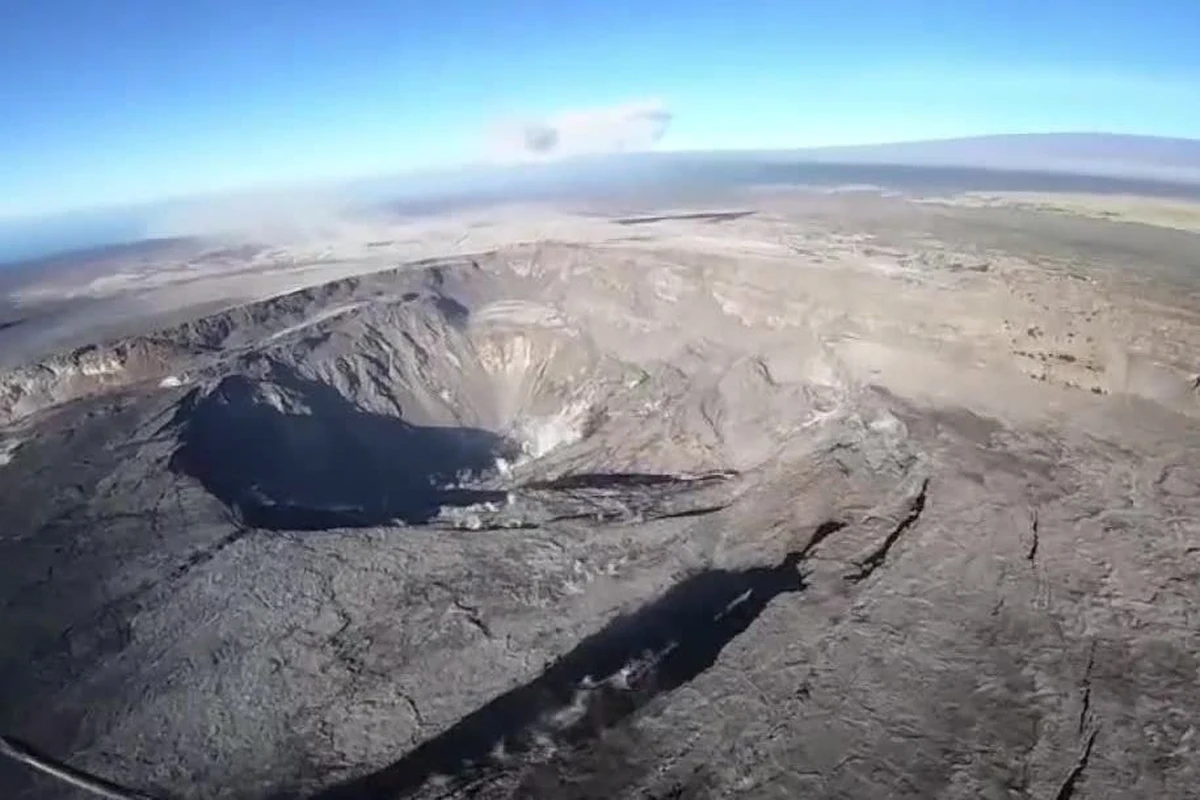 Amerykańska agencja geologiczna opublikowała nagranie krateru wulkanu Kilauea, który intensywnie pluł lawą od połowy maja do początku sierpnia. Krater o nazwie Halema‘uma‘u aż trzykrotnie zwiększył swoją głębokość i podwoił średnicę. Erupcja wulkanu ustała 4 sierpnia po zawaleniu się fragmentu krateru, a samo nagranie wykonano z pokładu helikoptera dwa dni później.