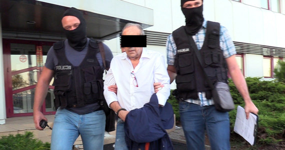 Pod specjalną eskortą trafił do Polski 76-letni Wojciech K. podejrzany o kierowanie zorganizowaną grupą przestępczą. Jej członkowie mogli przemycić kilkadziesiąt ton haszyszu i kokainy, których wartość przekracza 320 milionów złotych. Zatrzymany w Czarnogórze mężczyzna był ścigany Europejskim Nakazem Aresztowania i listem gończym. Do tej pory w sprawie zatrzymano 14 podejrzanych.