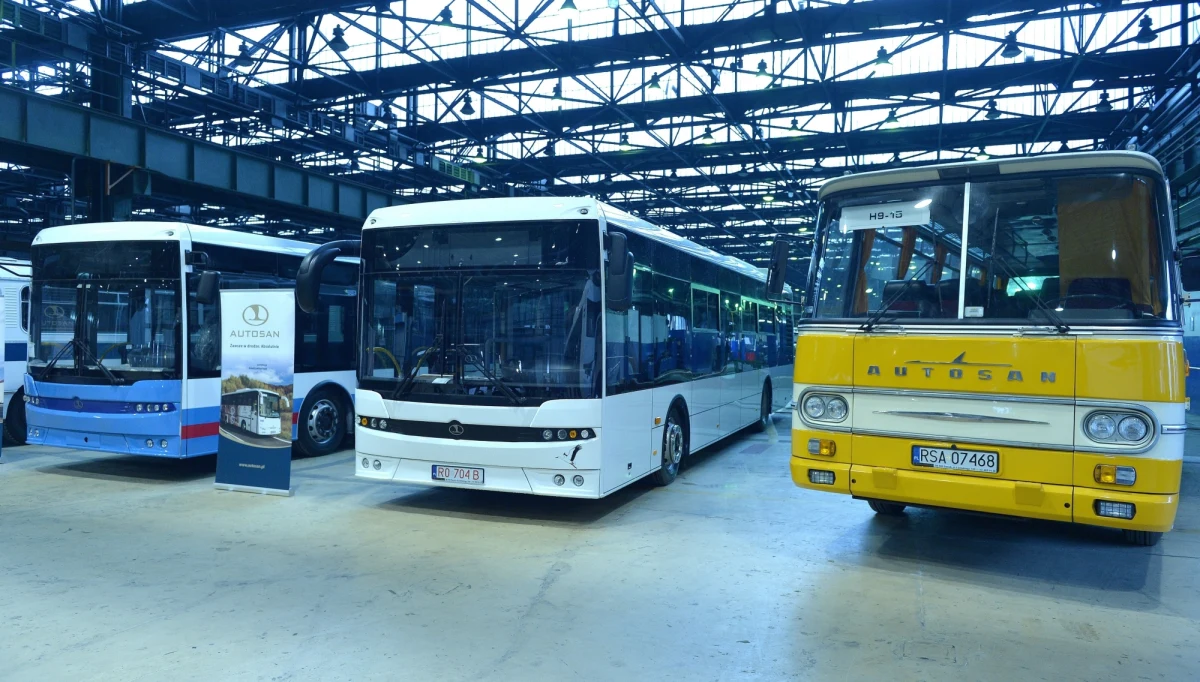 ​Wojsko ogłosiło kolejny przetarg na autokary pasażerskie - dowiedział się reporter RMF FM. Poprzedni unieważniono pod koniec zeszłego miesiąca, ponieważ nie zgłosił się do niego żaden oferent. Państwowy producent autobusów - wchodzący w skład Polskiej Grupy Zbrojeniowej Autosan - tłumaczył, że nie wystartował w przetargu, bo nie dałby rady dostarczyć pojazdów w ustalonym terminie.