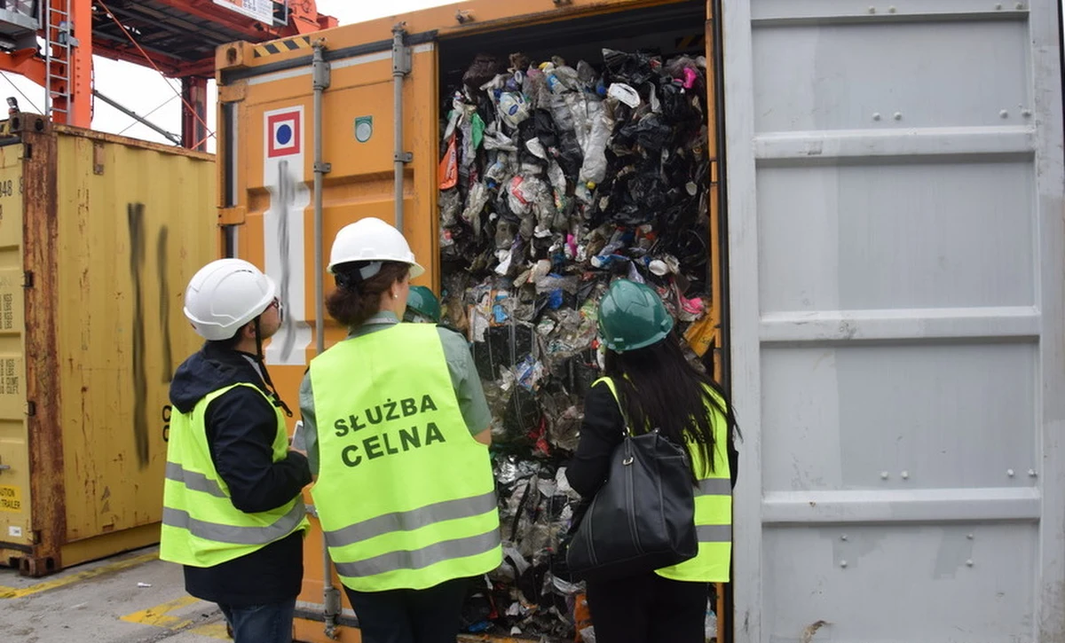 Trzy brytyjskie firmy, zajmujące się wywozem śmieci, zostały objęte postępowaniem Brytyjskiej Agencji Środowiskowej dot. nielegalnego eksportu odpadów do Polski bez gwarancji ich przetworzenia - poinformował w czwartek dziennik "The Telegraph".