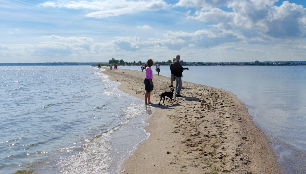 ​Do późnych godzin nocnych trwało wczoraj poszukiwanie 36-letniej turystki z Warszawy, która wieczorem kąpała się w okolicy Cypla Helskiego. Niestety, nie udało się jej uratować.