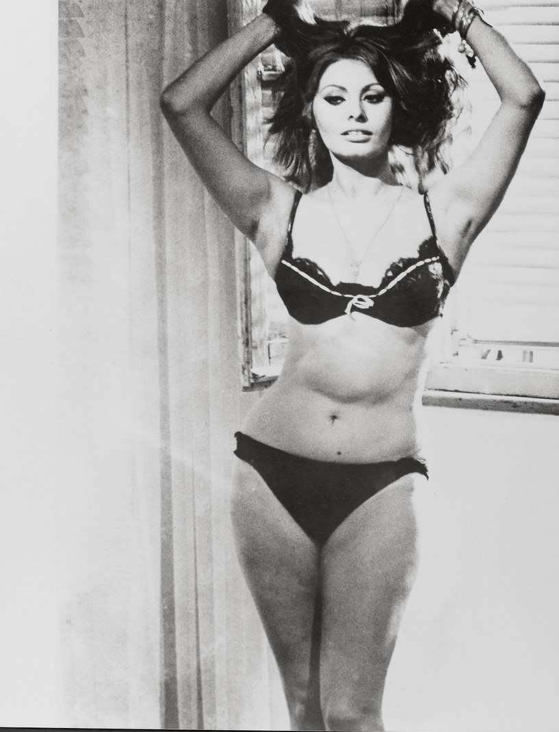 Włoska aktorka, Sophia Loren 75 lat temu zagrała w filmie "Wczoraj, dziś, jutro", ucieleśniając trzy osobowości. Scena striptizu w wykonaniu gwiazdy dziś uchodzi za kultową.
