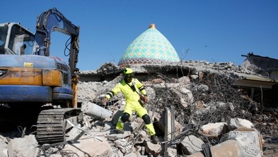 Wstrząsy wtórne dają o sobie znać. Już 319 ofiar trzęsienia ziemi w Indonezji