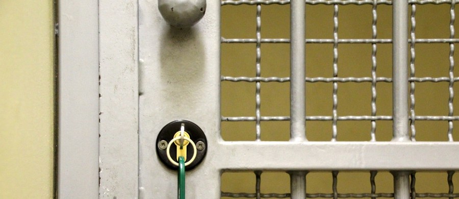 Poszukiwany przez dwa lata przestępca wyszedł na wolność, bo sąd nie przesłał do placówki na czas decyzji przedłużającej jego aresztowanie - dowiedziała się w czwartek PAP w źródłach bliskich sprawy. Według ministra sprawiedliwości Zbigniewa Ziobro taka sytuacja jest oburzająca.