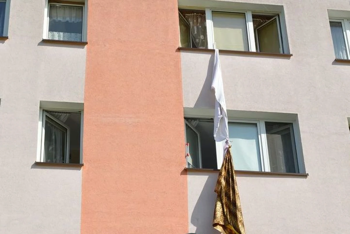 Dziesięć zarzutów usłyszał 32-latek, który w Starogardzie Gdańskim posługiwał się kradzioną kartą kredytową, włamał się do jednego ze sklepów sklepu, a w czasie ucieczki próbował zejść po spuszczonych przez okno splątanych prześcieradłach i kocach.