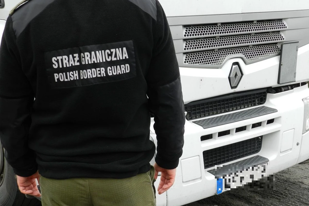 Trzech cudzoziemców bez dokumentów dostało się do Polski w naczepie ciężarówki. Mężczyźni zostali zatrzymani przez Straż Graniczną. Podają się za obywateli Iranu i Iraku.
