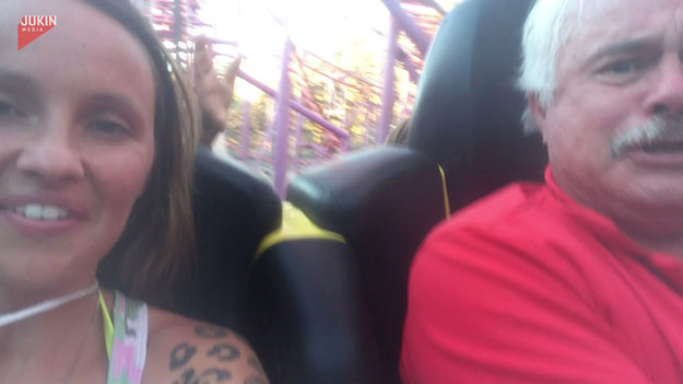 Córka zabrała swojego tatę na rollercoaster. Jak to się skończyło? Możecie być zaskoczeni.