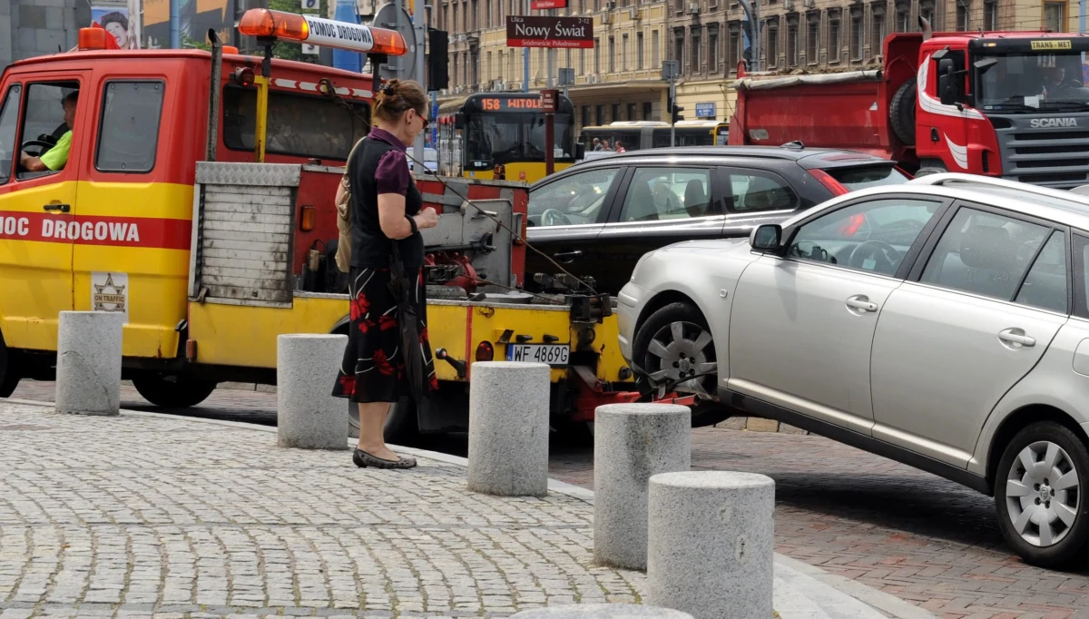 ​Prokuratorzy z Gdańska i Wrocławia skarżą uchwały miast wprowadzające wyższe opłaty za holowanie pojazdów. Śledczy wnieśli o stwierdzenie nieważności tych uchwał, a zastępca Prokuratora Generalnego zlecił pozostałym prokuraturom w kraju analizę uchwał dotyczących opłat za usuwanie i przechowywanie pojazdów.