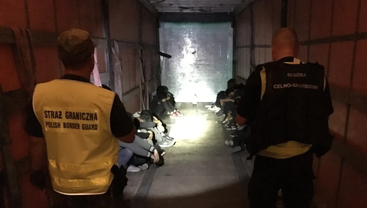 ​Dwudziestu Wietnamczyków, którzy nielegalnie próbowali wjechać do Polski, zatrzymali funkcjonariusze celno-skarbowi i Straż Graniczna w Budzisku (Podlaskie). Cudzoziemcy, którzy byli przemycani w ciężarówce, w ramach readmisji zostaną przekazani stronie litewskiej.