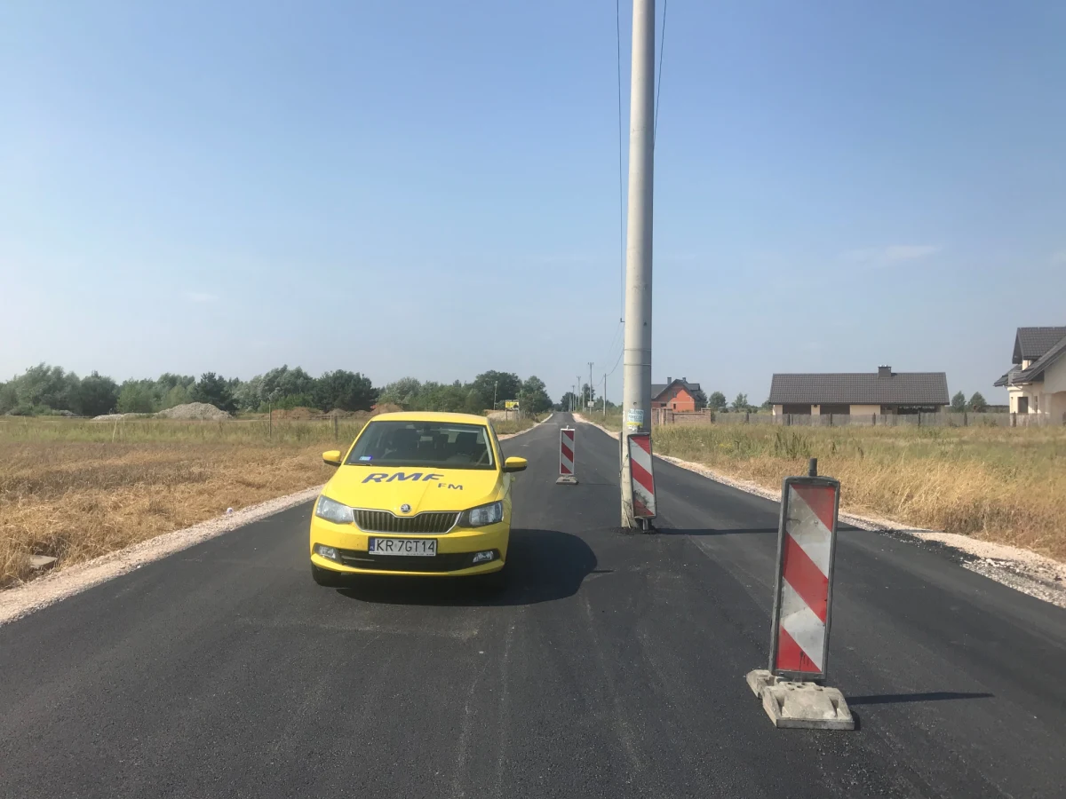 Drogowy absurd na Mazowszu. W miejscowości Kaliszki w gminie Czosnów niedaleko Nowego Dworu Mazowieckiego - na środku remontowanej jezdni - stanął słup linii wysokiego napięcia. To - delikatnie mówiąc - utrudnia jazdę kierowcom. 