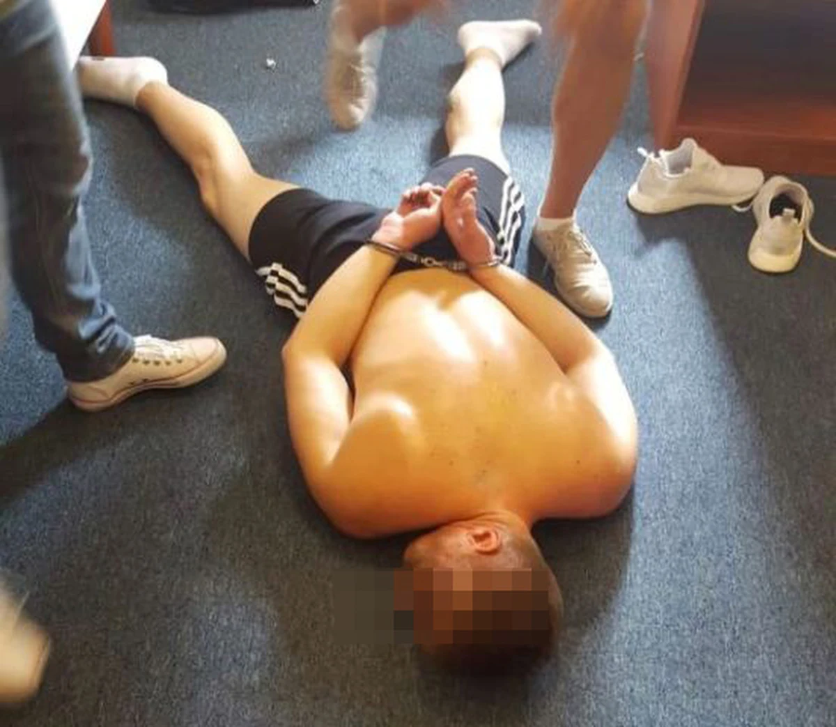 Policjanci zatrzymali 27-latka, który napadł we wtorek na placówkę bankową w Śremie (wielkopolskie). To 27-letni mieszkaniec tego miasta. Wcześniej był wielokrotnie notowany za różne przestępstwa, m.in. związane z narkotykami. 