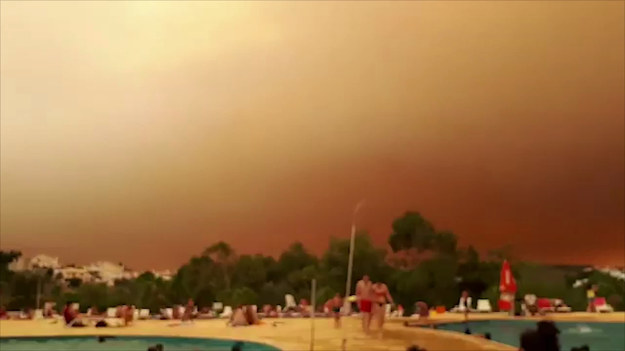 W portugalskim regionie Algarve wypoczywający turyści byli świadkami ogromnego pożaru. Jak podają służby medyczne, około 30 osób zostało poszkodowanych. Nie odnotowano przypadków śmiertelnych. Zgodnie z oficjalnymi szacunkami, pożar pochłonął 17 000 hektarów. 