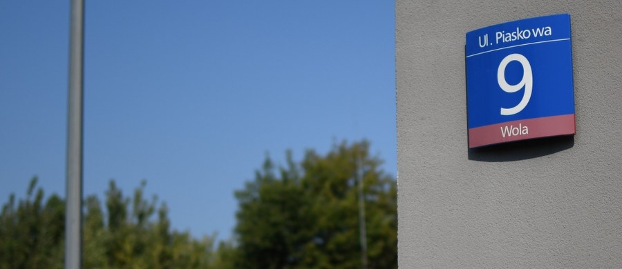 Dziesięcioletni budynek w Warszawie przy ulicy Piaskowej ze względu na błędy projektowe wymaga pilnego i kompleksowego remontu. Mieszkańcy muszą się z niego pilnie wyprowadzić. Pierwsi z nich opuszczą blok już na początku września.