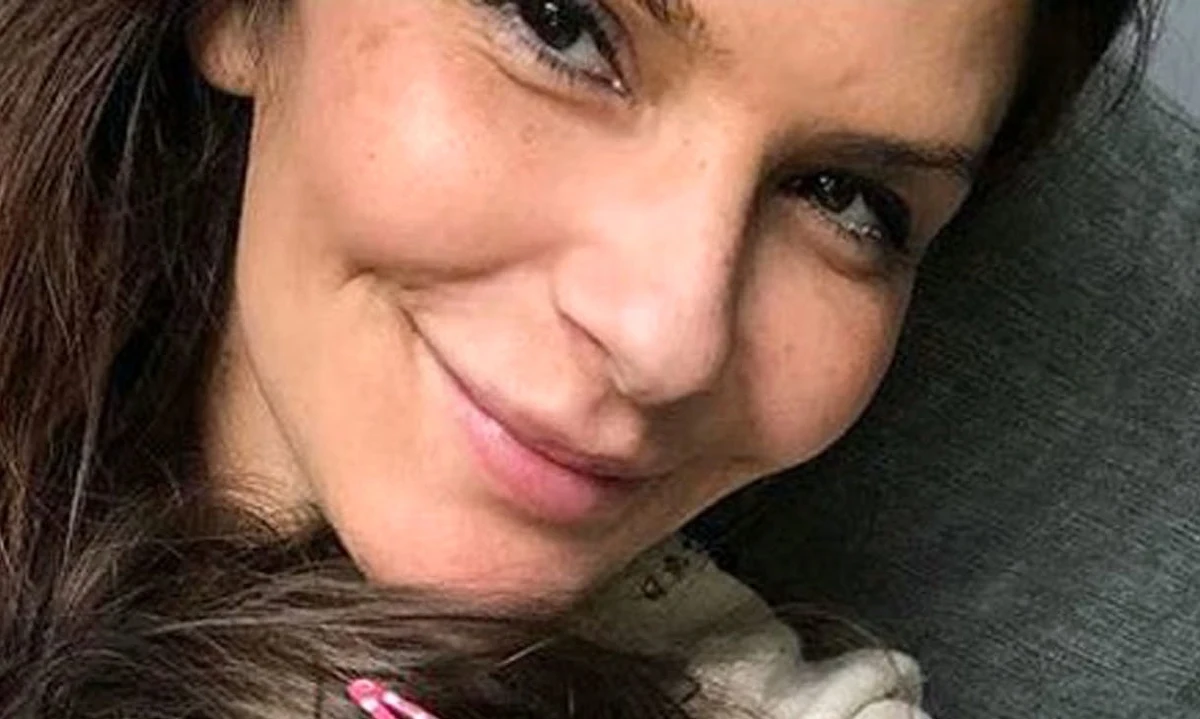 Ta historia powinna być przestrogą dla wszystkich osób, które wybierają się Zjednoczonych Emiratów Arabskich. Mieszkająca w Wielkiej Brytanii Szwedka, która podróżowała do Dubaju, po dotarciu na miejsce została zatrzymana przez służby za wypicie kieliszka wina na pokładzie samolotu. Razem z nią zatrzymano jej 4-letnią córkę. Kobieta spędziła trzy dni w areszcie, a teraz grozi jej rok więzienia.