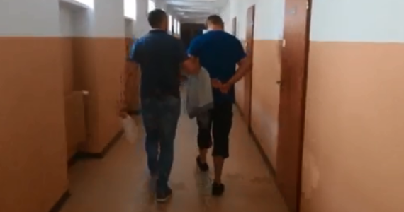 Nawet 10 lat więzienia grozi dwóm mężczyznom z powiatu słupskiego, którzy porwali i przez kilkanaście godzin więzili swojego kolegę, bo ten był winny jednemu z nich 50 zł. Sąd zdecydował już o tymczasowym aresztowaniu napastników – 29-latka i 26-latka. 