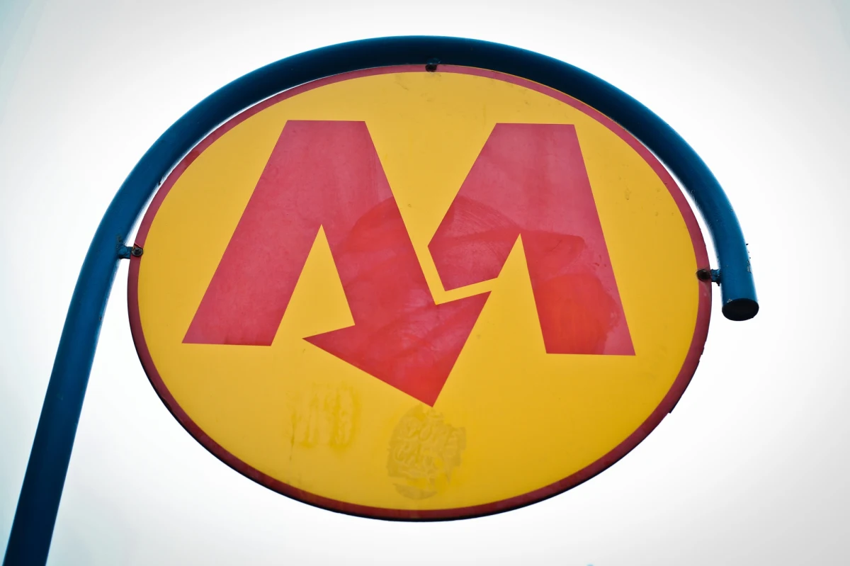 Z powodu awarii trzy stacje warszawskiego metra zostały dziś na kilka godzin wyłączone z ruchu. Pasażerowie mogli korzystać z zastępczej komunikacji autobusowej. Przed godz. 21 awaria została usunięta. 