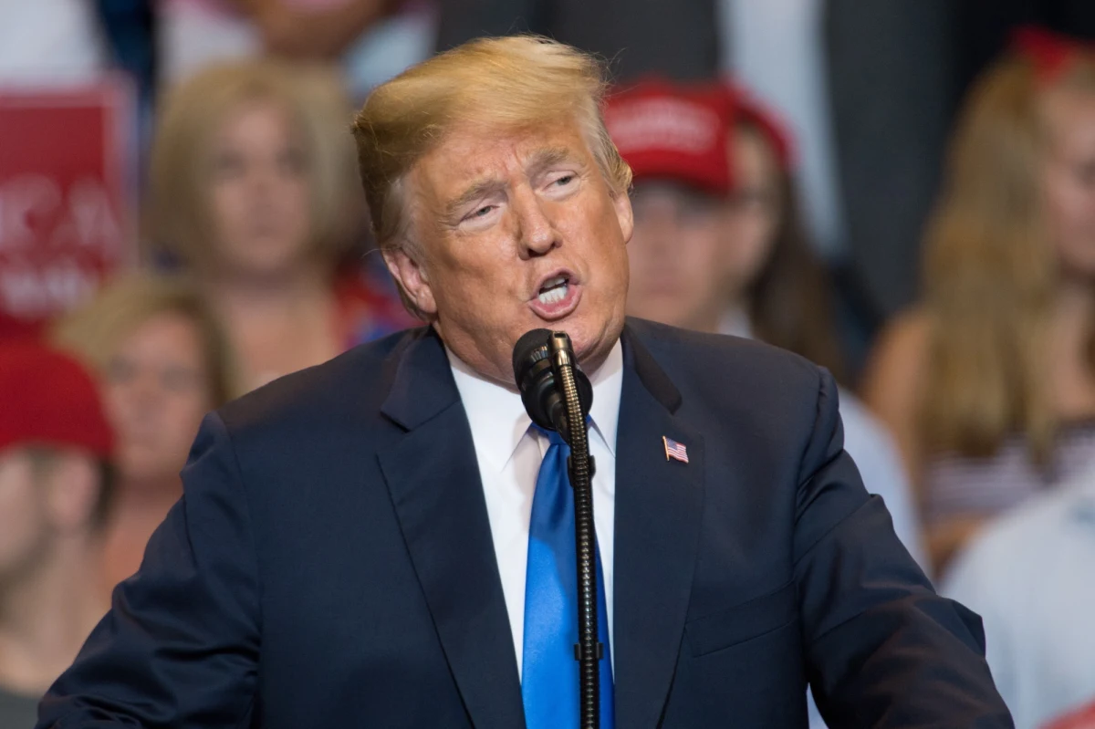 ​Prezydent USA Donald Trump poinformował w piątek na Twitterze, że przeprowadził rozmowę telefoniczną z prezydentem Francji Emmanuelem Macronem, a dotyczyła ona kwestii bezpieczeństwa i handlu - podał Reuters w sobotę.