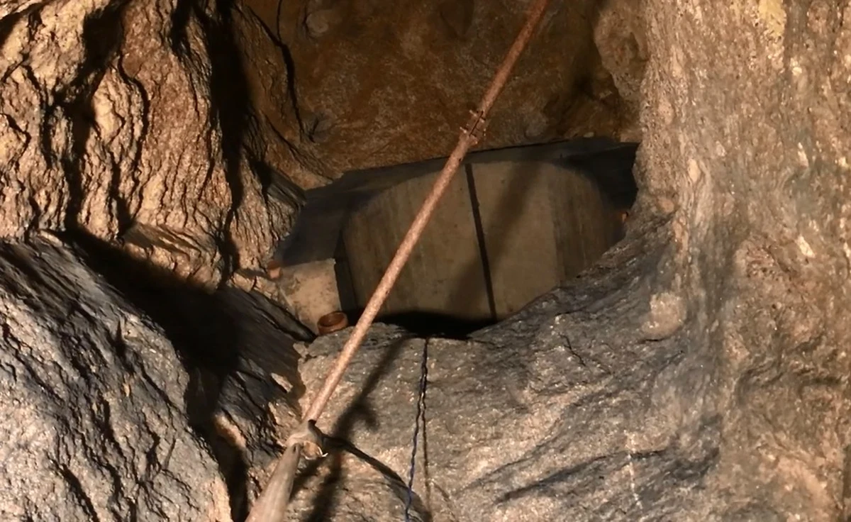 ​W czasie II wojny światowej miały stanowić bezpieczne schronienie dla ludności cywilnej. W części z nich w czasie alianckich nalotów schronienia mieli szukać także żołnierze. Podziemne schrony wybudowane w czasie wojny do dziś rozpalają wyobraźnię eksploratorów. Część jest dobrze znana, inne wciąż mogą być ukryte i niedostępne. Niektórzy pasjonaci historii twierdzą, że to właśnie w tego typu obiektach pod koniec wojny mogły być ukrywane cenne depozyty. Inni uważają, że to tam Niemcy mogli składować broń, którą zamierzali jeszcze wykorzystać.