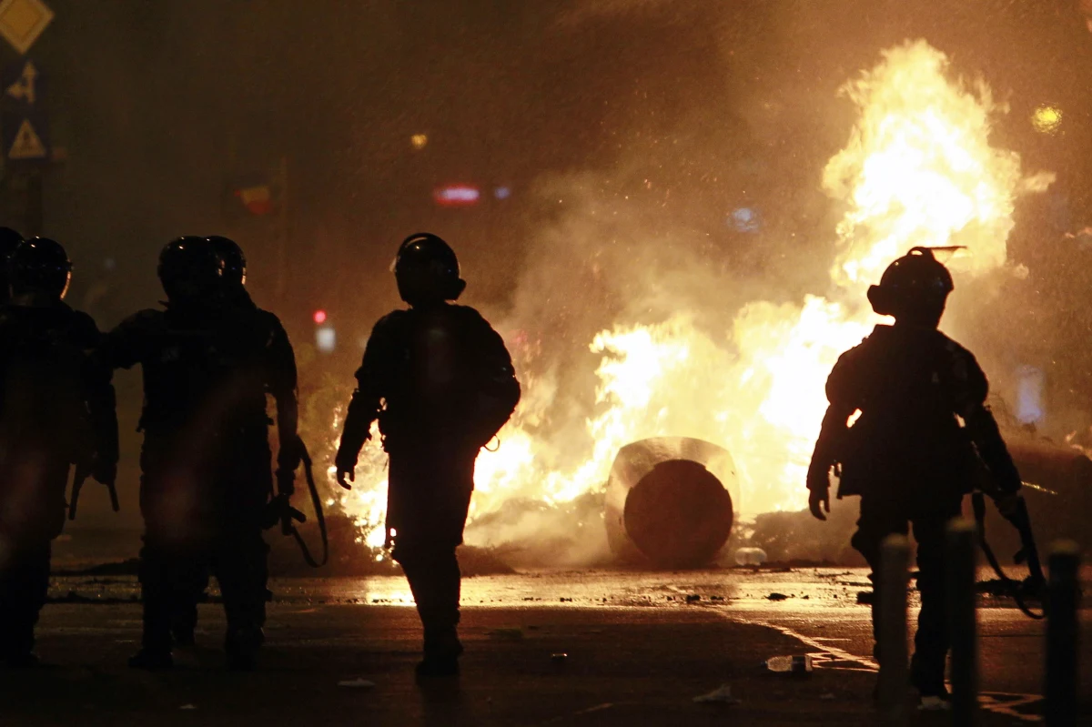 ​440 osób, w tym kilkudziesięciu policjantów, zostało poszkodowanych w wyniku piątkowych demonstracji w Bukareszcie - poinformowały w sobotę rumuńskie służby medyczne. Protestujący wzywali do dymisji rządu i zwołania przedterminowych wyborów. Służby medyczne podały, że do szpitala trafiło 65 osób, w tym dziewięciu funkcjonariuszy policyjnych oddziałów prewencji. Media szacują, że w antyrządowych protestach w wielu miastach Rumunii wzięło udział od 30 do 50 tys. osób.