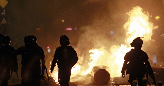 ​440 osób, w tym kilkudziesięciu policjantów, zostało poszkodowanych w wyniku piątkowych demonstracji w Bukareszcie - poinformowały w sobotę rumuńskie służby medyczne. Protestujący wzywali do dymisji rządu i zwołania przedterminowych wyborów. Służby medyczne podały, że do szpitala trafiło 65 osób, w tym dziewięciu funkcjonariuszy policyjnych oddziałów prewencji. Media szacują, że w antyrządowych protestach w wielu miastach Rumunii wzięło udział od 30 do 50 tys. osób.