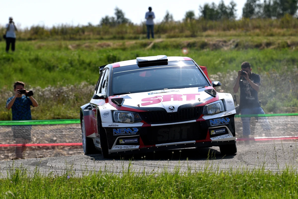 Po bardzo dobrym występie Nikołaja Grazina, który wygrał pierwszy dzień rywalizacji 27. Rajdu Rzeszowskiego w sobotę czekają nas jeszcze większe emocję. O zwycięstwo chce powalczyć drugi Grzegorz Grzyb, który ma na swoim koncie już dwa końcowe sukcesy w tym rajdzie. "W rajdach się nie odpuszcza, w rajdach się jedzie skoncentrowanym, bo jak się jedzie wolniej, to popełnia się więcej błędów. Nie będziemy atakować za wszelką cenę" - mówił przed sobotnim startem. 