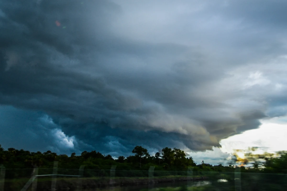 Rządowe Centrum Bezpieczeństwa ostrzega przed intensywnymi opadami deszczu i burzami z gradem.W tym celu wydano ostrzeżenia I stopnia dla 8 województw. 