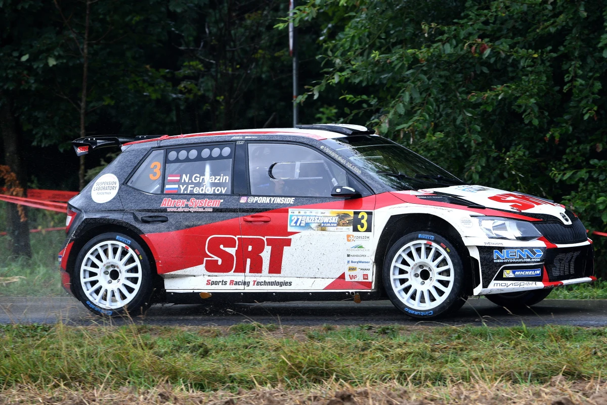 Nikołaj Griazin wygrał wszystkie odcinki specjalne pierwszej sobotniej pętli Rajdu Rzeszowskiego i umocnił się na prowadzeniu w klasyfikacji generalnej. Liderem zmagań w Rajdowych Samochodowych Mistrzostwach Polski jest zajmujący 2. miejsce Grzegorz Grzyb. Z powodu awarii na 7. odcinku specjalnym z rywalizacji musiał wycofać się walczący o podium Tomasz Kasperczyk.