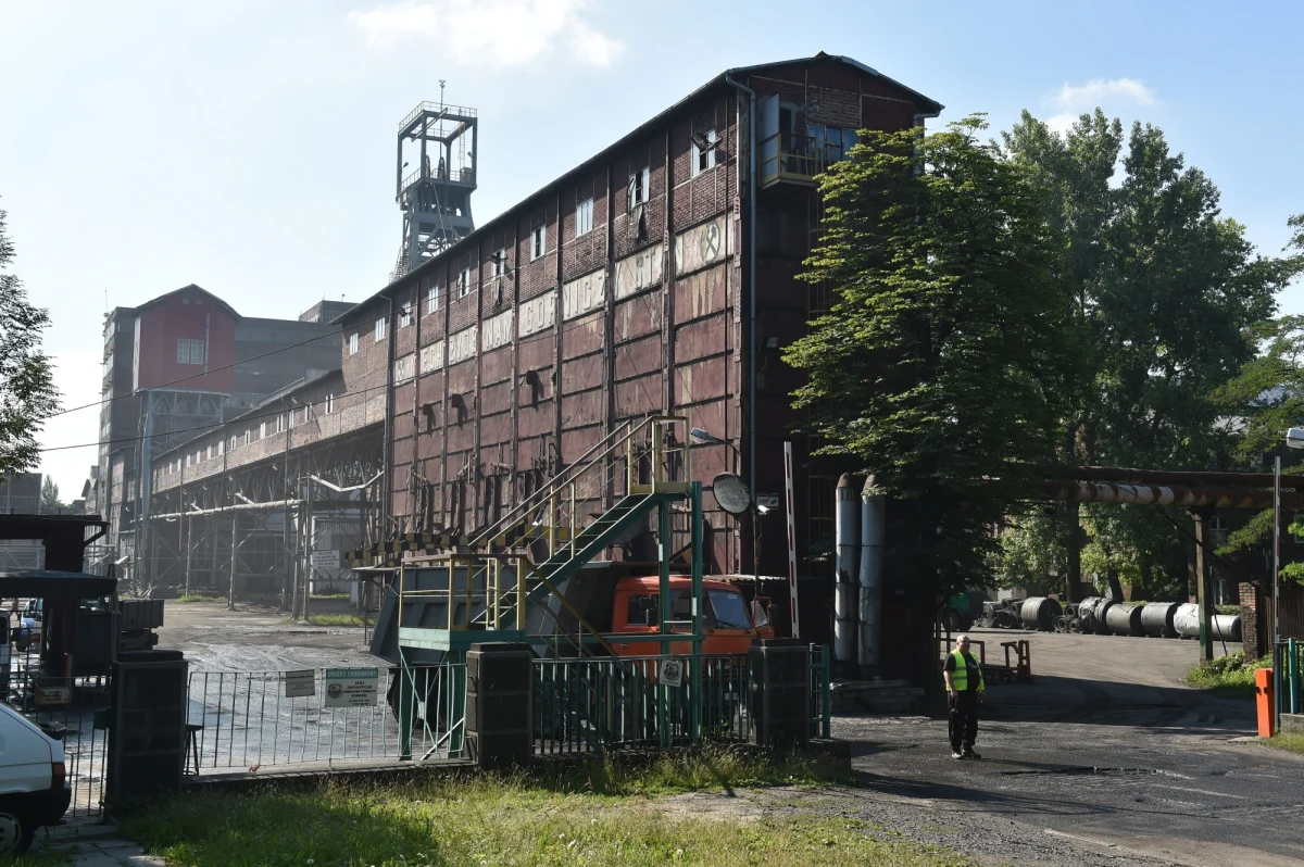 Do silnego wstrząsu doszło w kopalni Bobrek-Piekary. Odczuli go mieszkańcy wielu miejscowości na Górnym Śląsku - m.in. Gliwic, Chorzowa, Bytomia, Siemianowic Śląskich. Zgłoszono kilkanaście przypadków uszkodzeń budynków. Według straży pożarnej i nadzoru górniczego szkody na ogół nie są poważne - ucierpiały kominy i dachówki.