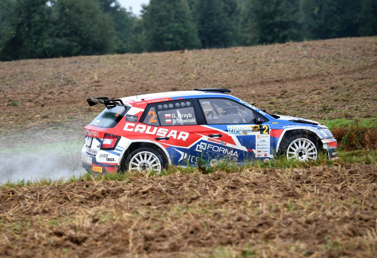 Łotysz Nikołaj Griazin okazał się bezkonkurencyjny w 27. Rajdzie Rzeszowskim. Kierowca startujący na co dzień w Mistrzostwach Europy FIA wygrał 8 z 11 odcinków specjalnych i zwyciężył z ponad minutową przewagą.  W rundzie Rajdowych Samochodowych Mistrzostw Polski triumfowali za to Grzegorz Grzyb i Bogusław Browiński, a to dlatego że Griazin nie zgłosił się do rywalizacji w tym cyklu. Na najniższym stopniu podium walkę na podkarpackich trasach zakończyli Jakub Brzeziński i Kamil Kozdroń.