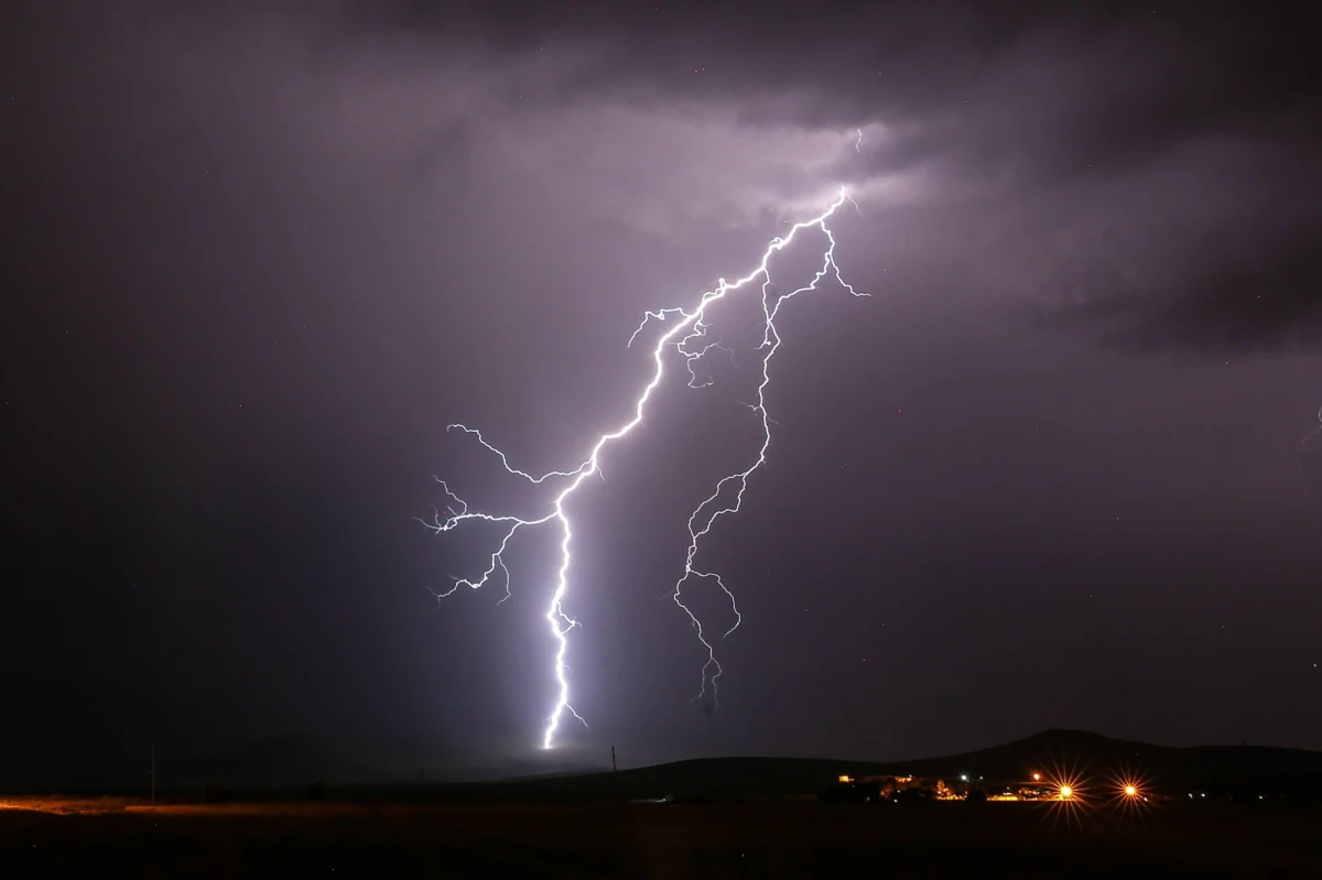 Dla północnych części województwa pomorskiego i zachodniopomorskiego wydano alerty pierwszego stopnia przed silnym wiatrem. Ostrzeżenia pierwszego stopnia przed intensywnymi deszczami i burzami wciąż obowiązują w pięciu województwach na wschodzie Polski - podało IMGW.