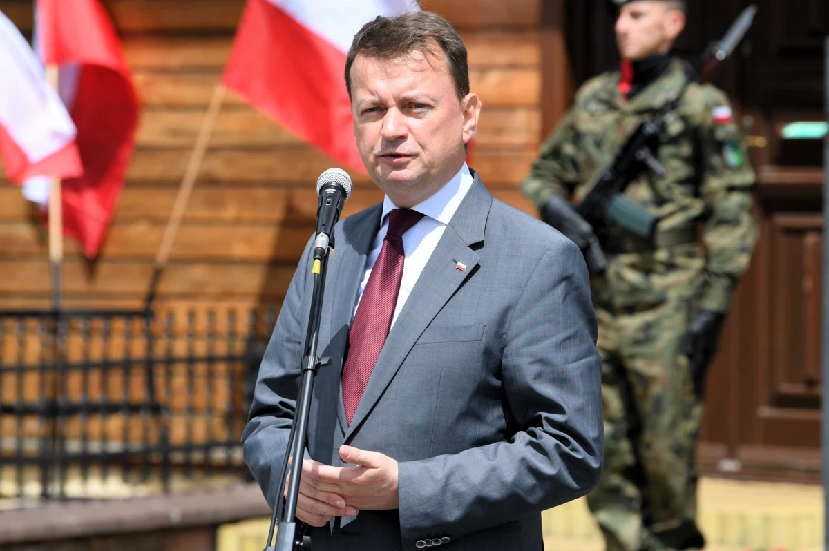 Z okazji 100-lecia odzyskania przez Polskę niepodległości, w święto Wojska Polskiego, spotkamy się na wyjątkowej defiladzie; w jej trakcie zostaną zaprezentowane wszystkie rodzaje Sił Zbrojnych, a także grupy rekonstrukcyjne - mówił w niedzielę szef MON Mariusz Błaszczak.
Szef resortu obrony był obecny w niedzielę podczas próby generalnej Wielkiej Defilady Niepodległości organizowanej z okazji Święta Wojska Polskiego. "W wyjątkowym roku, roku odzyskania przez Polskę niepodległości, 15 sierpnia, spotkamy się na wyjątkowej defiladzie, na defiladzie, która będzie poświęcona uczczeniu stulecia naszej niepodległości" - powiedział szef MON.