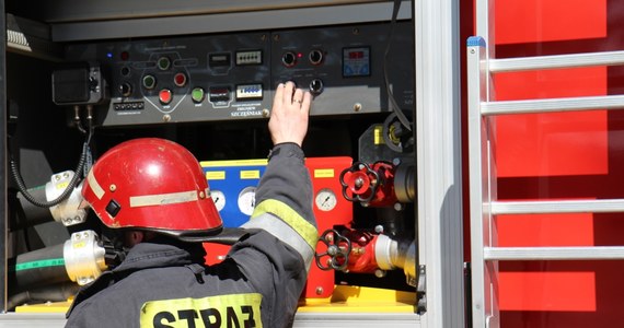 ​Strażacy dogaszają ogień jaki wybuchł w hotelu w Żarowie w pobliżu Stargardu w Zachodniopomorskiem.
