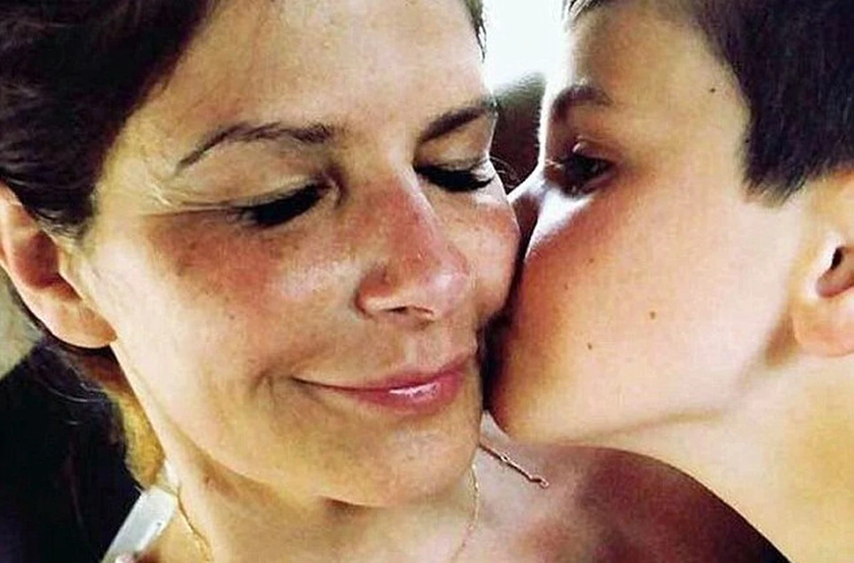 "Jestem podekscytowana i jednocześnie oszołomiona faktem, że wracam do Anglii i mój koszmar się skończył" – powiedziała dziennikowi "The Daily Mail"  Ellie Holman, mieszkająca w Wielkiej Brytanii Szwedka, która spędziła trzy dni w areszcie w Zjednoczonych Emiratach Arabskich po tym jak wypiła kieliszek wina podczas lotu do Dubaju. Groził jej rok więzienia.