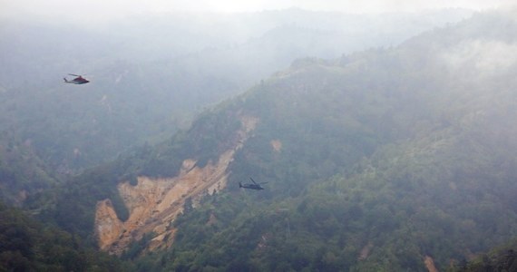 Niewielki samolot z dziewięcioma osobami na pokładzie, z którym w sobotę kilka minut po starcie stracono kontakt, rozbił się w górach w prowincji Papua na wschodzie Indonezji - podały w niedzielę służby ratunkowe. Jedynym ocalałym w katastrofie jest 12-letni chłopiec.