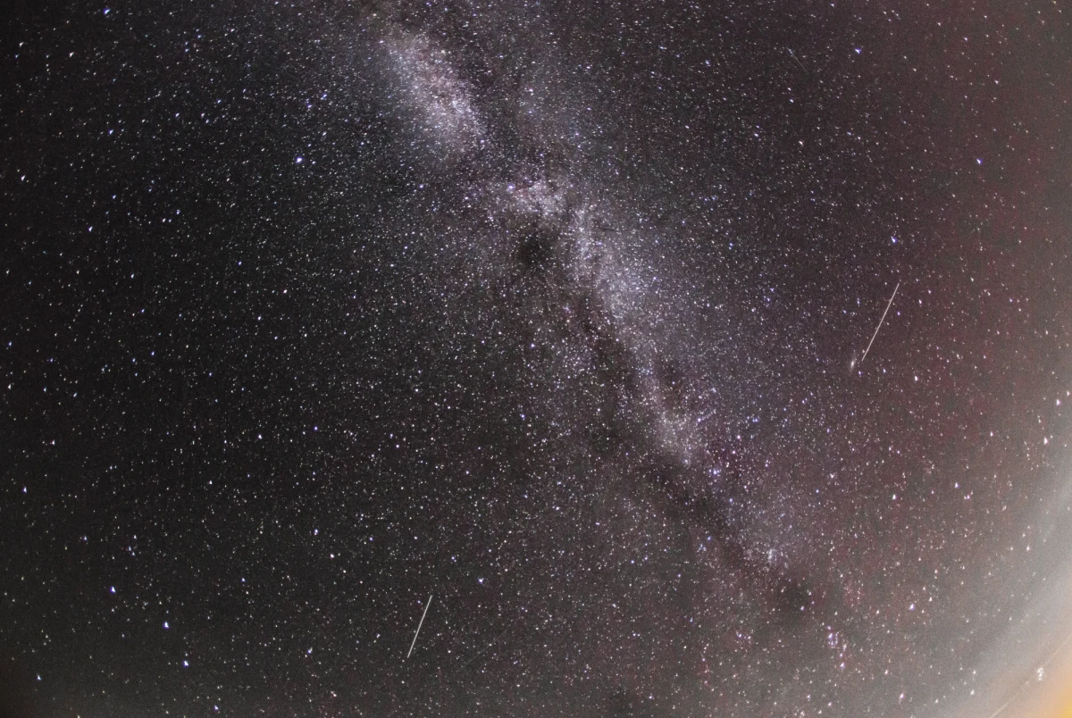 Wypatrywanie Perseidów, prelekcje i pokaz filmów przygotowali dla mieszkańców szczecińscy miłośnicy astronomii. Wspólne obserwacje "spadających gwiazd" zorganizowano w Parku Kasprowicza.