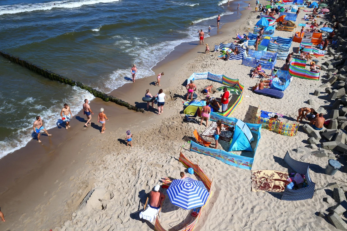 Trzy dni po zamknięciu jednego z kąpielisk w Ustroniu Morskim, kołobrzeski sanepid dopuścił je do użytkowania. W pobranych ponownie próbkach wody nie było już przekroczenia normy bakterii Escherichia coli.