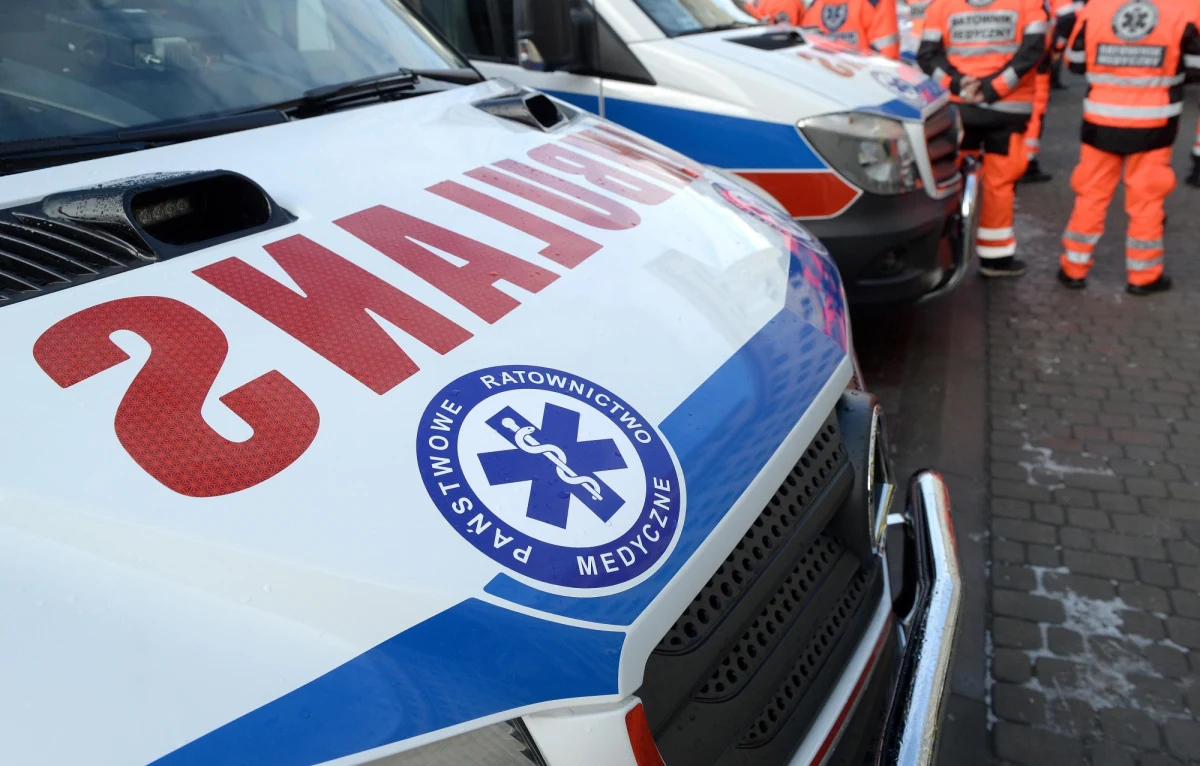 Do 10 lat więzienia grozi 37-latkowi, który w sobotę w Łodzi zaatakował ratowników medycznych. Mężczyzna usłyszał zarzuty czynnej napaści, znieważenia funkcjonariusza publicznego i gróźb karalnych.