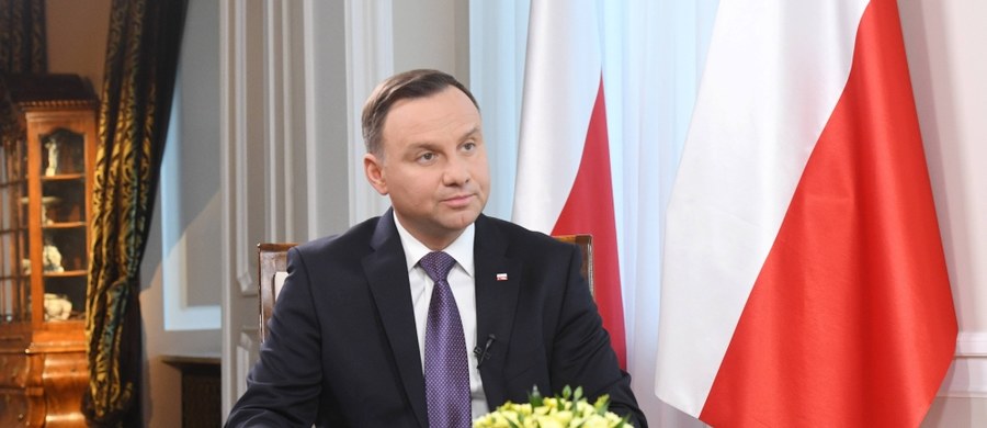 Prezydent Andrzej Duda spotka się dzisiaj z sygnatariuszami listu zawierającego apel o zawetowanie nowelizacji kodeksu wyborczego, która wprowadza zmiany w ordynacji do Parlamentu Europejskiego. List z apelem do prezydenta o zawetowanie tej nowelizacji - z inicjatywy stowarzyszenia Klub Jagielloński - skierowali przedstawiciele Kukiz'15, PSL, Partii Razem oraz Prawicy Rzeczypospolitej. "Tak, jak pan prezydent mówił, on się skłania ku wetu, natomiast, jeżeli byłoby tego rodzaju rozstrzygnięcie, to na pewno prezydent będzie informował opinię publiczną. Na razie jesteśmy cały czas na etapie takiej analizy przeprowadzanej przez służby (prawne) pana prezydenta" - poinformował prezydencki minister Paweł Mucha.