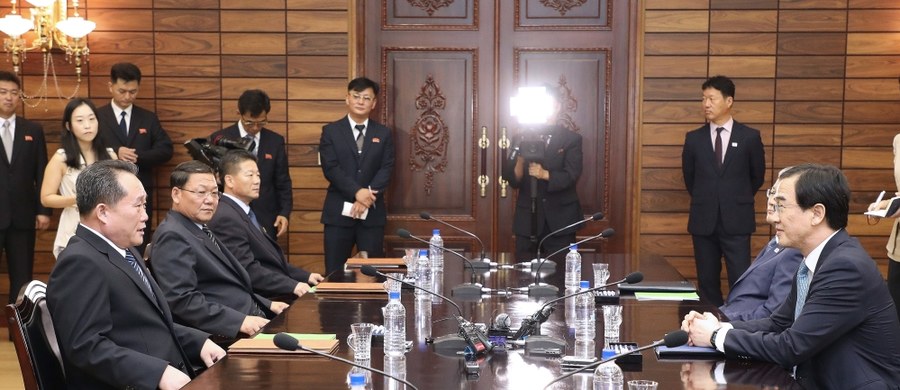 Kolejny szczyt przywódcy Korei Płn. Kim Dzong Una z prezydentem Korei Płd. Mun Dze Inem odbędzie się we wrześniu w Pjongjangu - uzgodniły w poniedziałek delegacje obu krajów na spotkaniu w granicznej wsi Panmundżom. Nie ogłoszono konkretnej daty tego szczytu."Uzgodniliśmy, że we wrześniu w Pjongjangu odbędzie się szczyt koreański" - napisano w komunikacie prasowym, opublikowanym przez obie delegacje po zakończeniu spotkania. Delegacji południowokoreańskiej przewodniczył minister ds. zjednoczenia Czho Miung Kiun, a północnokoreańskiej - przewodniczący komitetu ds. pokojowego zjednoczenia kraju Ri Som Gwon.