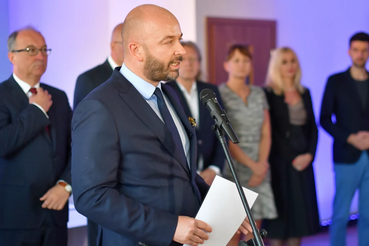 Jacek Sutryk, obecny dyrektor Departamentu Spraw Społecznych wrocławskiego magistratu, będzie kandydatem Koalicji Obywatelskiej na prezydenta Wrocławia - poinformowała podczas konferencji prasowej w stolicy Dolnego Śląska szefowa Nowoczesnej Katarzyna Lubnauer. Lubnauer oceniła, że kandydat na prezydenta Wrocławia musi zadbać o poprawę jakości życia w mieście: o dobrą jakoś życia seniorów, dobrą edukację młodzieży i dzieci, czy dobrą jakość transportu miejskiego. "To porozumienie sił prodemokratycznych i sił myślących samorządowo – ludzi i środowisk, którym zależy na ochronie tego dobrego, co działo się we Wrocławiu przez ostatnie lata" – powiedział Jacek Sutryk. 