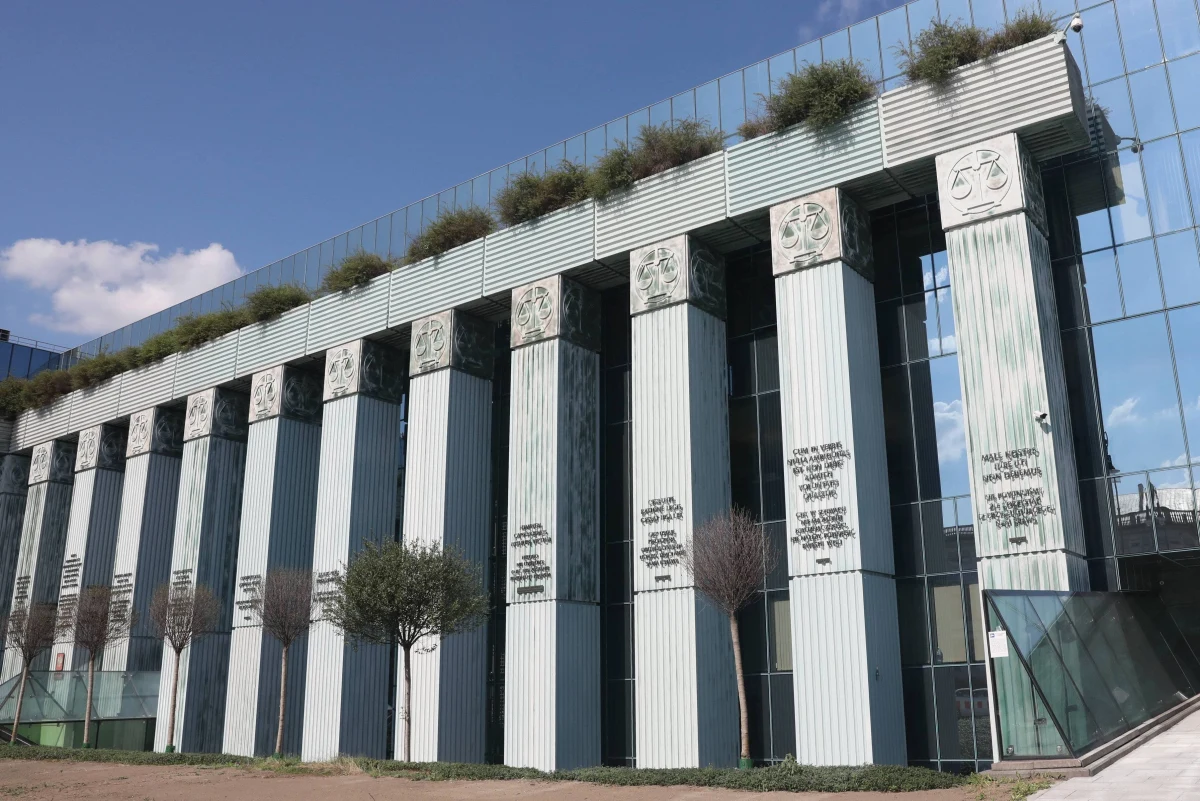 ​Kolejnych dwóch kandydatów na sędziów Sądu Najwyższego wycofało swoje zgłoszenia z Krajowej Rady Sądownictwa - wynika z informacji przekazanej w poniedziałek PAP przez biuro KRS. Kandydatury wycofał radca prawny i asystent-specjalista Biura Studiów i Analiz SN. Jak przekazało biuro Rady, do KRS wpłynęło dotychczas 215 kandydatur na sędziów SN, a 13 kandydatów złożyło oświadczenia o cofnięciu zgłoszenia. Swoje kandydatury wycofało już pięciu sędziów, dwóch adwokatów, dwóch pracowników naukowych, notariusz, radca prawny, prokurator i specjalista Biura Studiów i Analiz SN. Cofnięto siedem kandydatur złożonych do Izby Dyscyplinarnej, cztery do Izby Kontroli Nadzwyczajnej i Spraw Publicznych, jedną do Izby Cywilnej i jedną do Izby Karnej.