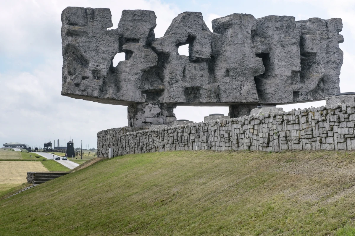 Zarzuty dotyczące znieważenia miejsca pamięci i ludzkich prochów postawiono 17-letniemu uczniowi z Izraela, który obnażał się w muzeum na terenie byłego niemieckiego obozu koncentracyjnego na Majdanku w Lublinie. ​"Chłopak przyznał się, złożył wniosek o dobrowolne poddanie się karze w postaci grzywny w wysokości tysiąca złotych" - poinformowała zastępca szefa Prokuratury Rejonowej w Lublinie Joanna Bełz.