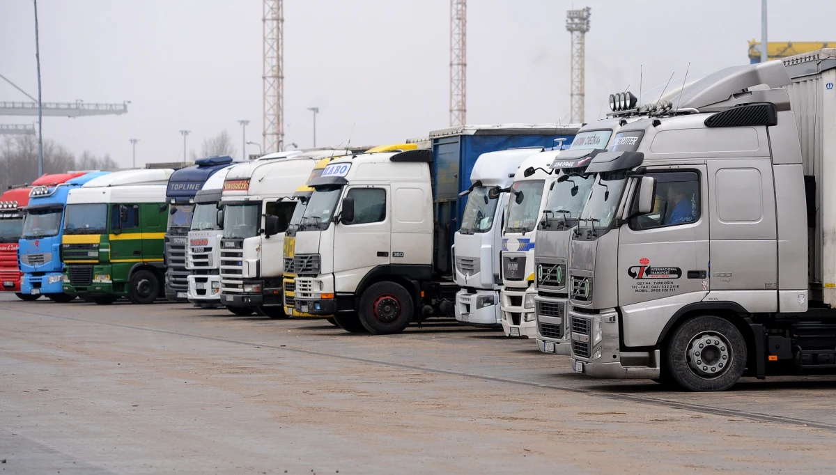 ​Od 3 sierpnia w Polsce trwa akcja "TIR", w ramach której policjanci prowadzą wzmożone kontrole na autostradach i drogach ekspresowych. Chodzi zwłaszcza o kierowców ciężarówek, którzy wyprzedzają mimo zakazu. W odpowiedzi na akcję tirowcy zapowiadają protest.